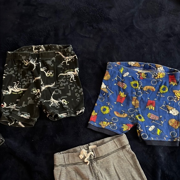 Kids Black Dinosaur Print Shorts Lot 506 - Picture 3 of 4